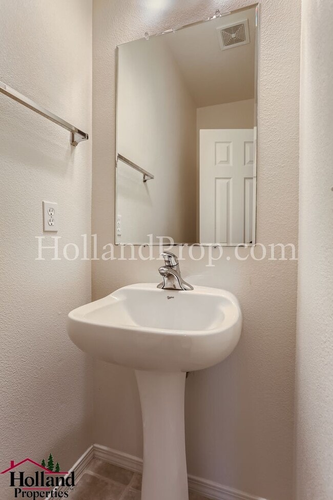 Building Photo - Spacious 3-Bedroom Home with High Ceilings...