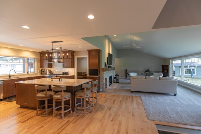 Building Photo - 701 Riverview Dr