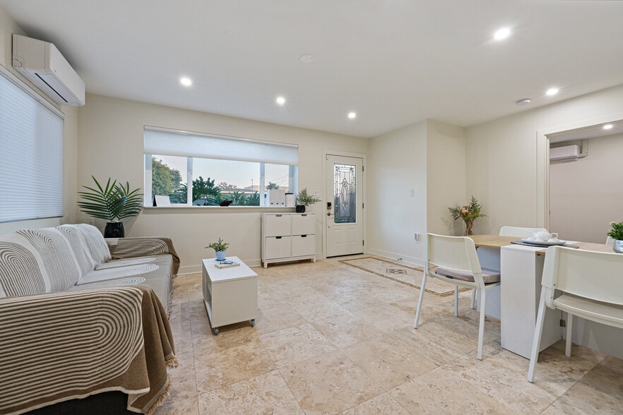 Living room - 1370 Nashville St