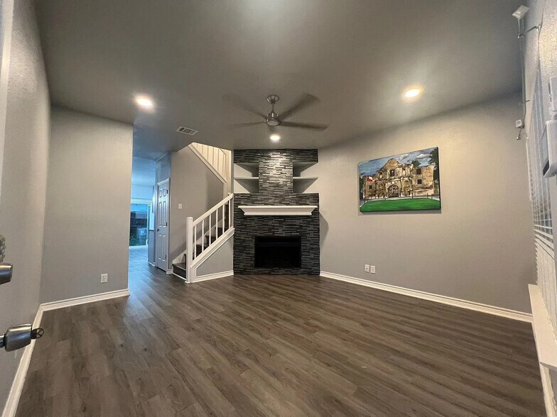 Building Photo - Room in Townhome on Magnolia Blossom St