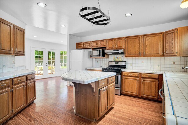 Building Photo - Stunning Northridge 4+2 Single Family House