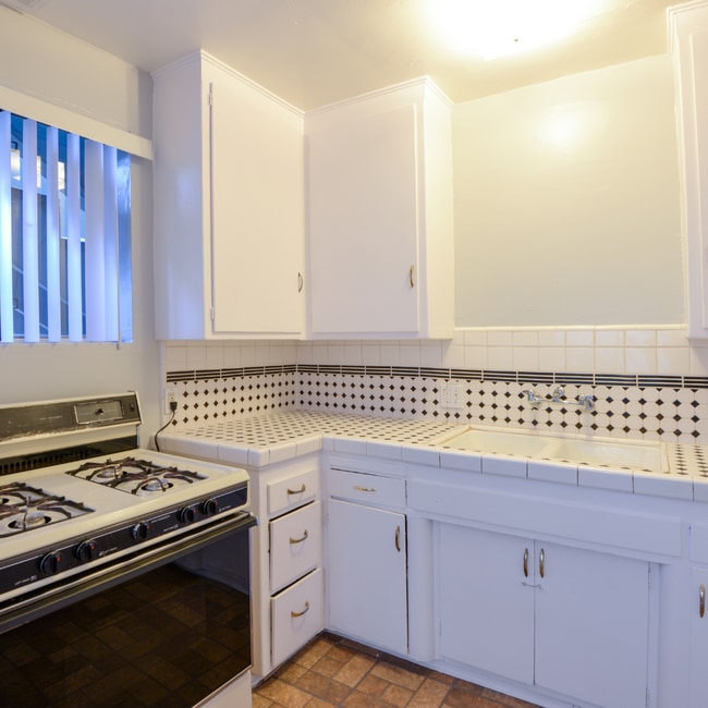 Building Photo - Convenient Downstairs 2-Bedroom Unit in Sun Valley!