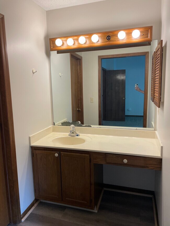 Building Photo - 3240 Brookview Way