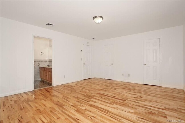 Building Photo - 80 Old Quaker Hill Rd