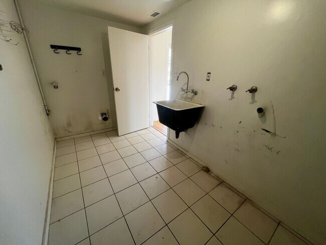 Building Photo - 56769 Joshua Dr