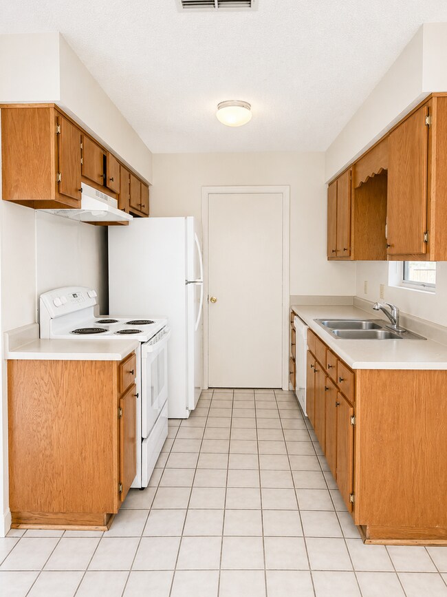 Building Photo - 140 Royal Cir