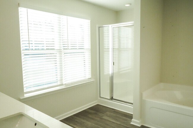 Building Photo - AVAILABLE NOW!