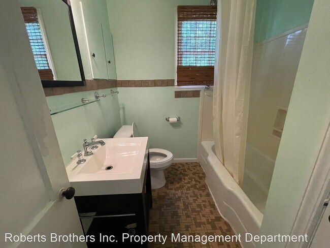 Building Photo - 2 br, 1 bath House - 267 Border Drive East