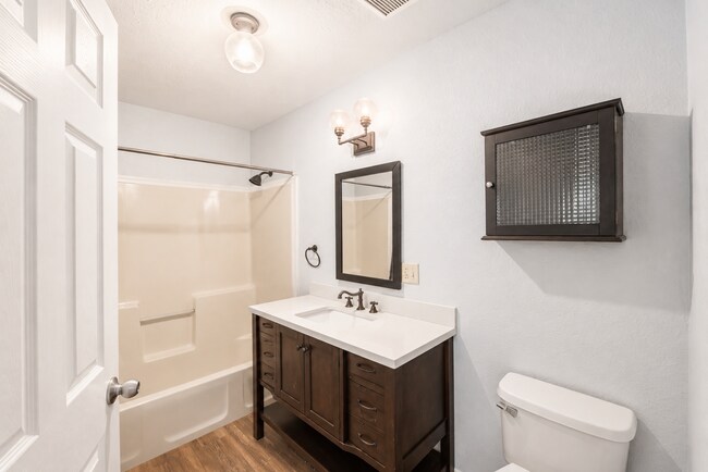 Building Photo - 4 Bedroom, 3 Bathroom Home with Two Master Suites