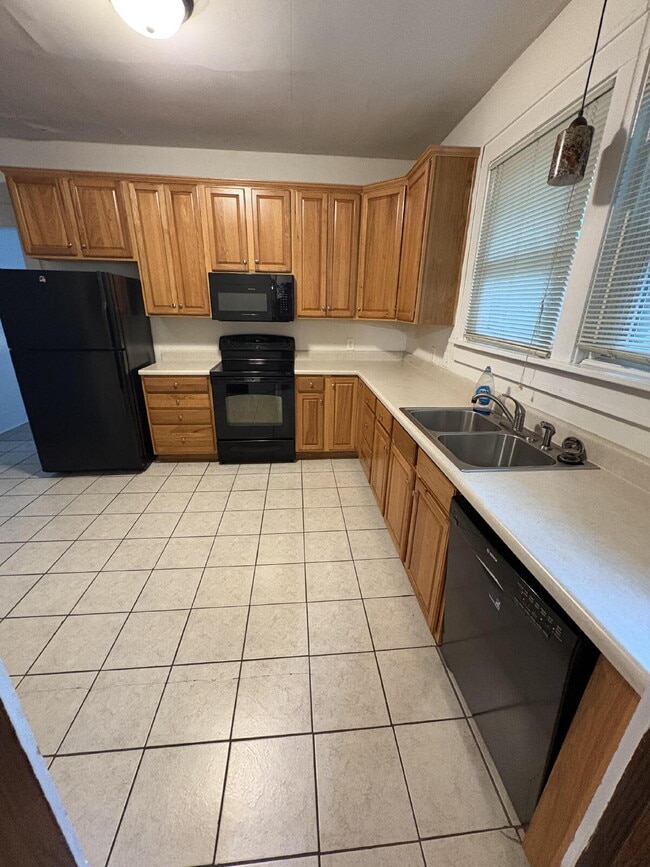 Building Photo - 4 Bed House Available!