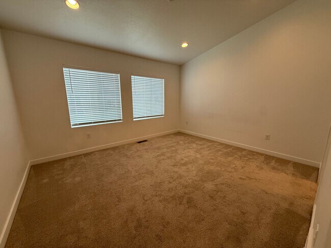 Building Photo - 881 W Sagewood Dr