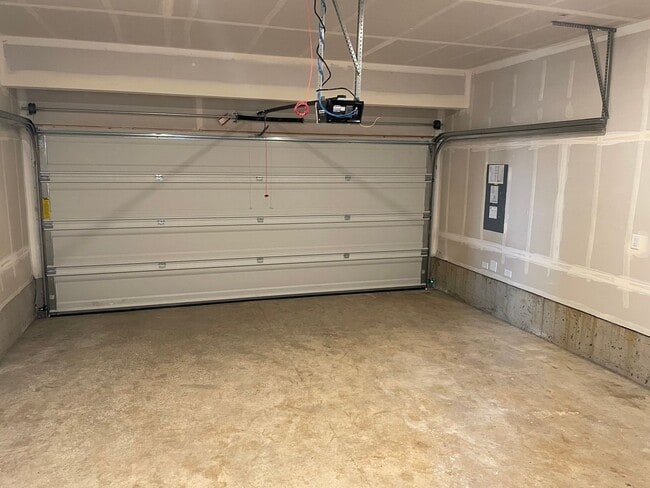 Building Photo - GORGEOUS 4 BED/2.5 BATH! HIGH END FINISHES ! SPACIOUS ROOMS ! FENCED BACK YARD !