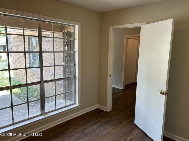 Building Photo - 7397 Meadowbrook Dr