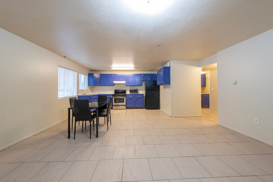 Building Photo - 5231 Huntington Dr N