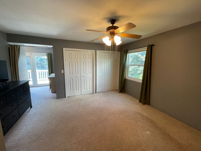 Building Photo - Beautiful 3 bed 2 bath - pets allowed! ***...
