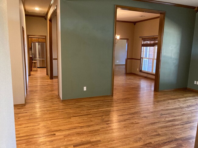 Building Photo - Gorgeous & Spacious 3 Bedroom Owasso Home-...