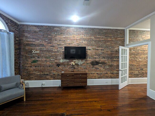 Building Photo - Cute Upstairs Down Town Apartment!