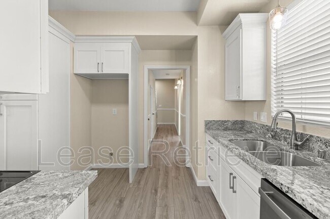 Building Photo - 825 Heritage Pl