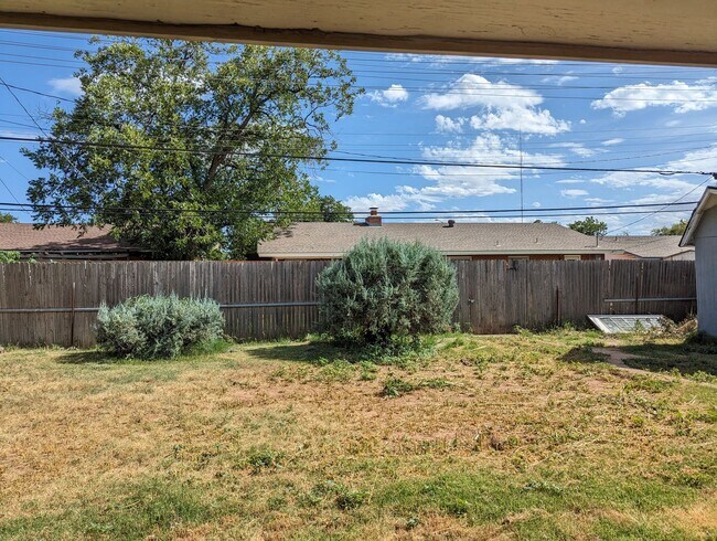 Building Photo - Large Updated 4 Bedroom Home Off University