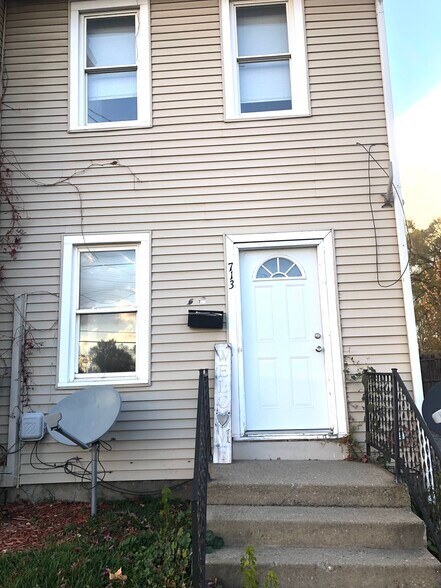 Building Photo - 713 E Michigan St