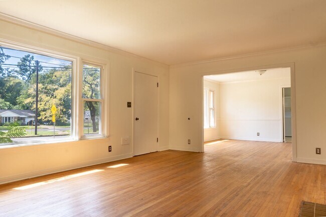 Building Photo - Location!! Deep in the heart of Tyler!