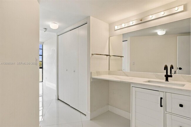 Building Photo - 3475 N Country Club Dr