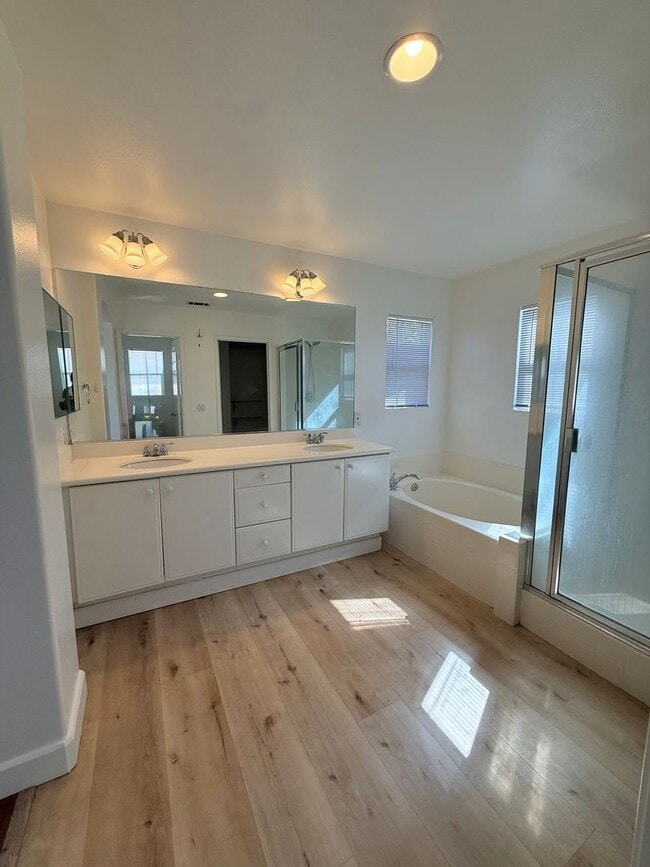 Building Photo - Beautiful Tri-Level Home in Prestigious Oa...