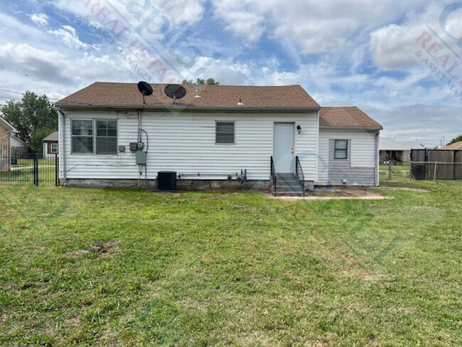 Building Photo - Charming 3 Bedroom