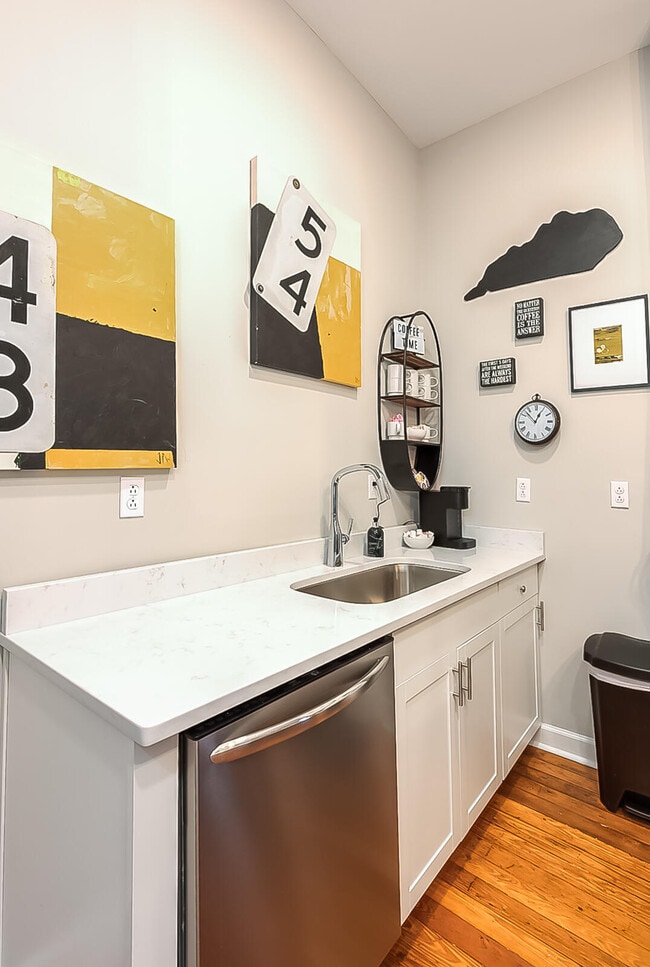 Building Photo - 612 Shelby St