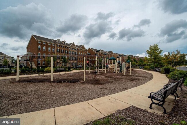 Building Photo - 22567 Naugatuck Square