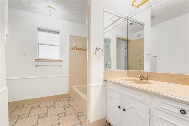 Building Photo - 210 Oak Forest Trail