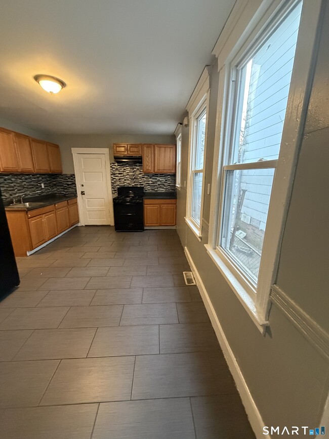 Building Photo - 327 Newhall St