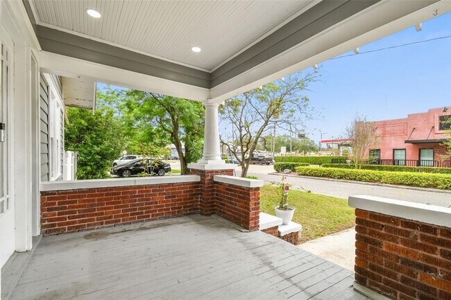 Building Photo - 6810 N Navin Ave
