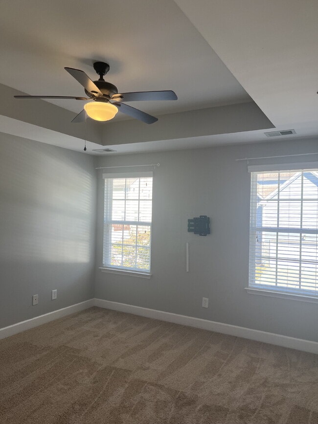 Building Photo - "Charming 2-Bed Townhouse Retreat with 2.5...