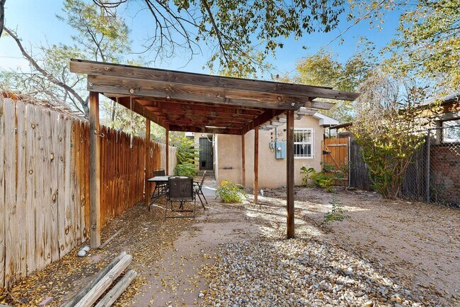 Building Photo - Historic Bungalow House 2 Bedroom 1 Bath- MOVE-IN Special