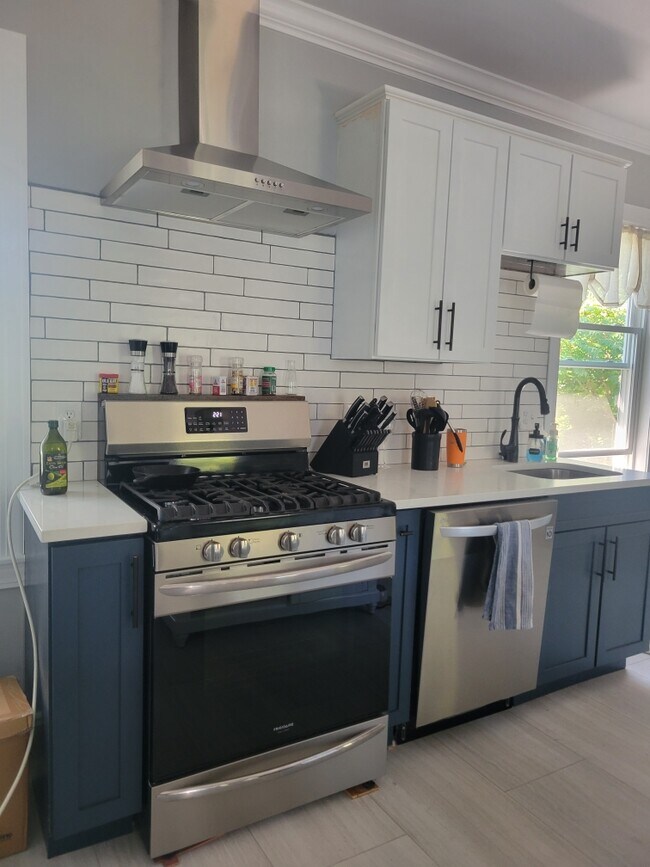 Building Photo - 107 Munroe St