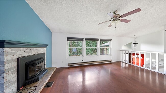 Building Photo - 3 Bed 2 Bath - Large Backyard - Groups - N...