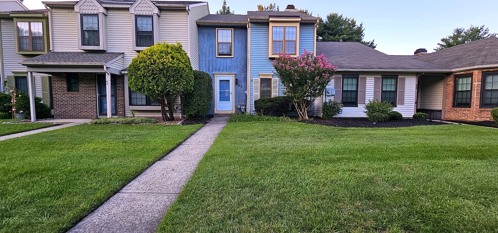 Manicured Curb Appeal | Private front walk and lawn — landscaping, lawn care snow removal iincluded - 43 Tynemouth Ct
