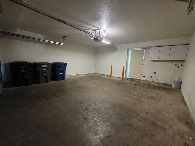 Building Photo - 3 bedroom condo w/2 car garage!