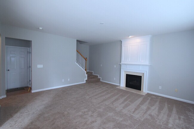 Building Photo - Well maintained 4 bedroom home with a golf course view!