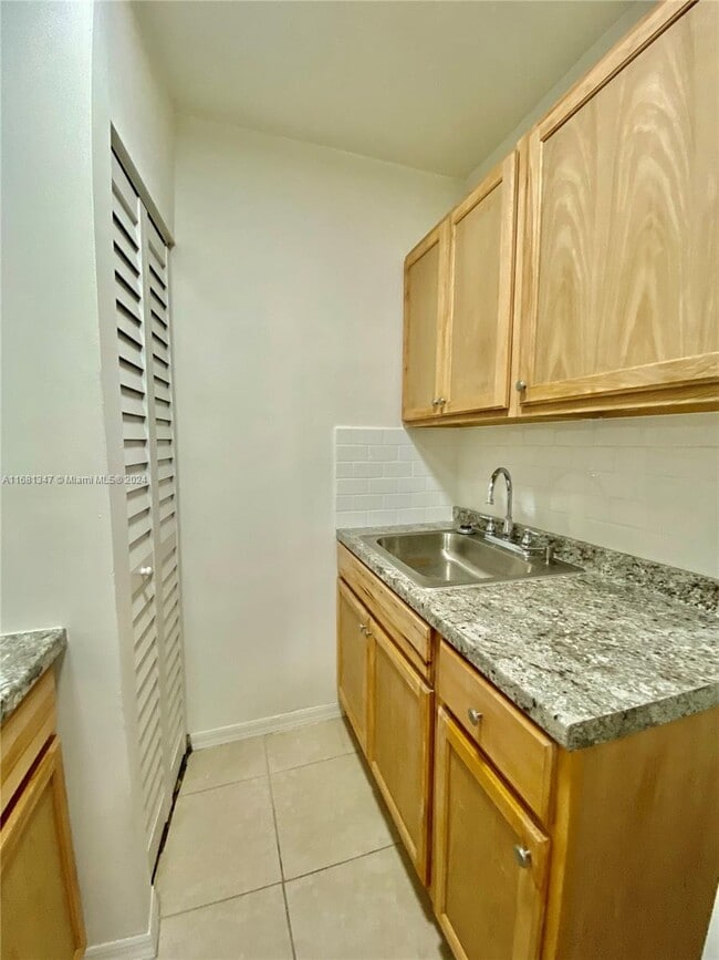 Building Photo - 3360 SW 6th St