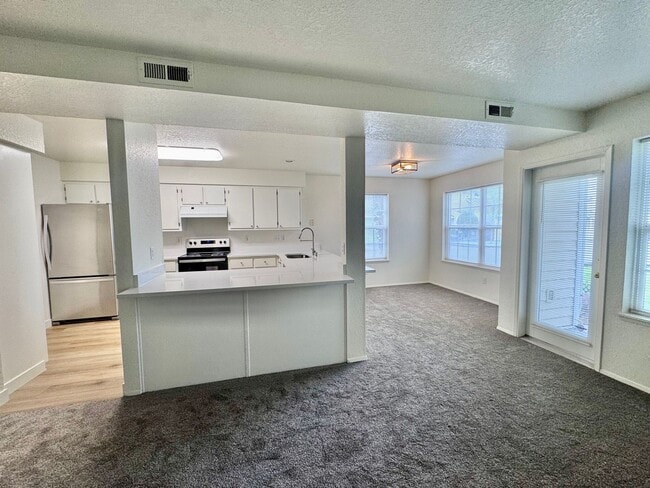 Building Photo - MOVE IN SPECIAL!  Beautifully Remodeled, Easy Living Townhome. Location, Location!