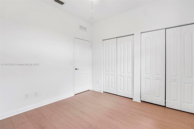 Building Photo - 9583 Town Parc Cir N