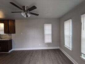 Building Photo - 213 E Munson St