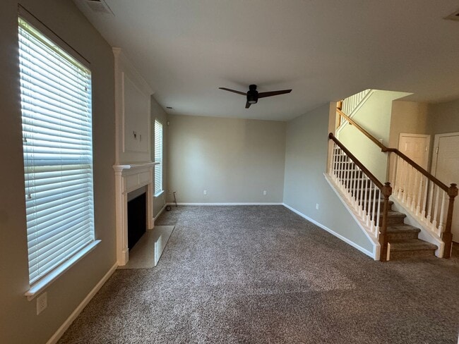 Building Photo - MOVE-IN READY! **Move-in Special** $250 of...