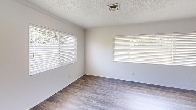 Building Photo - Beautiful 3 bedroom 2 bath Home