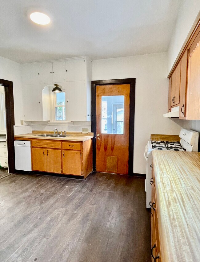 Building Photo - 2049 E Washington Ave