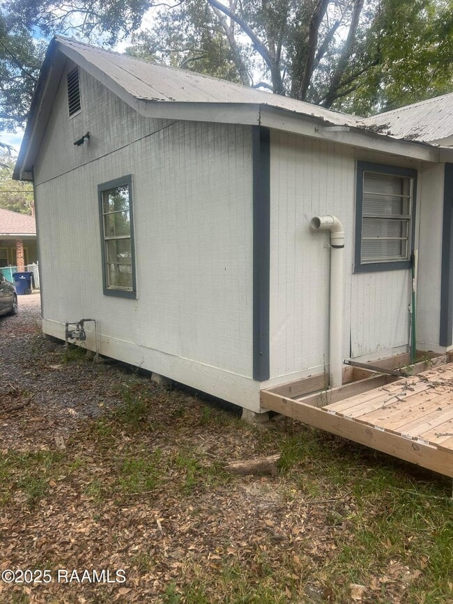 Building Photo - 633 Halphen St