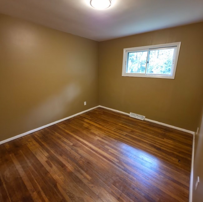 Building Photo - Single Family Home 3 beds 1 bath Available...