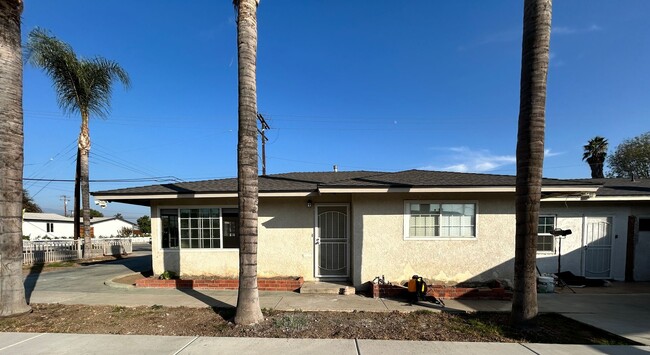 Building Photo - Fully Remodeled Front Duplex in a Prime Lo...